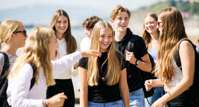 Groupe d’étudiants à Jersey lors d’un séjour linguistique LISA! sur la plage avec encadrement et activités en groupe
