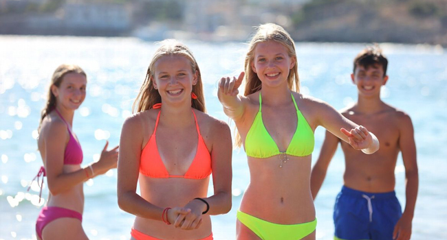  Étudiants sur la plage à Jersey lors d’un séjour linguistique LISA! profitent de la mer, du soleil et du temps ensemble