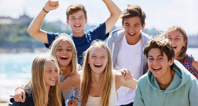 Groupe d’étudiants à Jersey lors d’un séjour linguistique LISA! au bord de la mer s’amusent ensemble et vivent des moments inoubliables