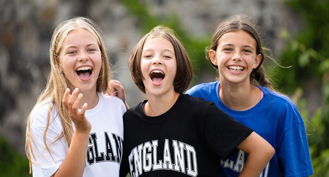 Étudiantes à Jersey lors d’un séjour linguistique LISA! rient ensemble et se sentent en sécurité et bien encadrées
