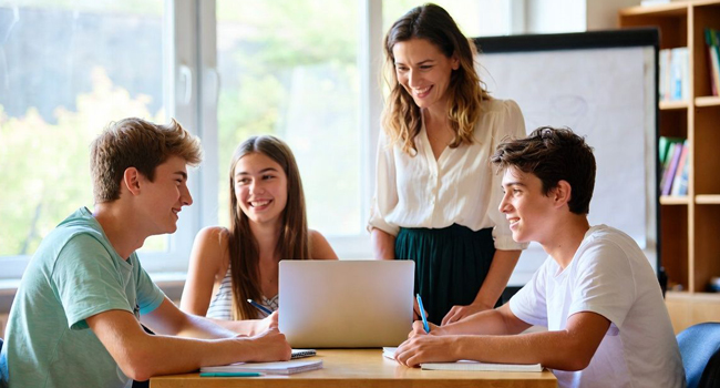  Étudiants en cours d’anglais à Jersey lors d’un séjour linguistique LISA! apprennent ensemble en classe avec enseignant