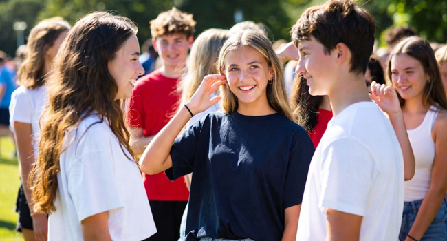 Séjours linguistiques à Portsmouth avec LISA! – encadrement, sécurité et esprit de groupe pour étudiants Groupe d’étudiants à Portsmouth lors d’un séjour linguistique LISA! discutent ensemble et bénéficient d’un encadrement sécurisé