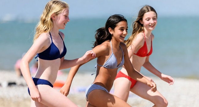 Séjours linguistiques à Portsmouth avec LISA! – plage, mer et expériences inoubliables pour étudiants Étudiantes sur la plage à Portsmouth lors d’un séjour linguistique LISA! courent au bord de la mer et profitent de leur temps libre
