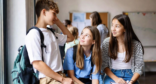 Séjours linguistiques à Portsmouth avec LISA! – cours, apprentissage en groupe et échanges Étudiants en cours d’anglais à Portsmouth lors d’un séjour linguistique LISA! apprennent ensemble et échangent