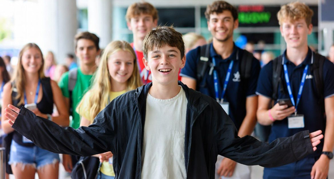 Arrivée à Ennis pour un séjour linguistique LISA! d’anglais en Irlande Groupe d’élèves à leur arrivée pour un séjour linguistique LISA! d’anglais à Ennis, en Irlande