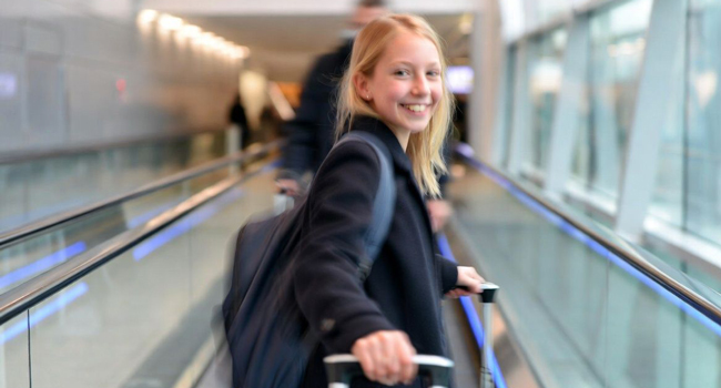 Arrivée à Ennis pour un séjour linguistique LISA! d’anglais en Irlande Élève avec une valise à son arrivée pour un séjour linguistique LISA! d’anglais à Ennis, en Irlande