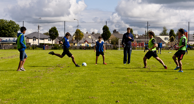 Programme d’activités lors d’un séjour linguistique LISA! d’anglais à Ennis Élèves jouant au football pendant le programme d’activités d’un séjour linguistique LISA! d’anglais à Ennis, en Irlande