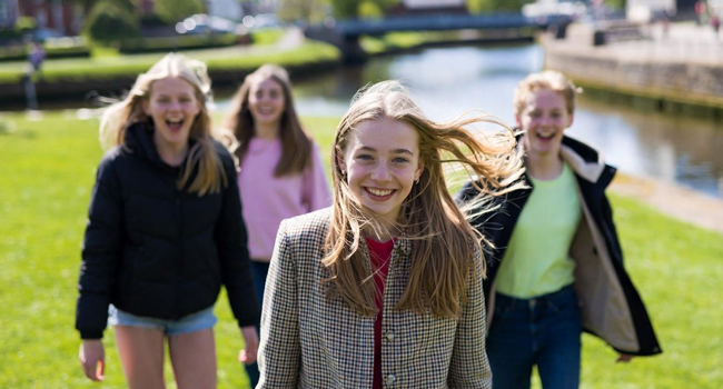 Découvrir Ennis lors d’un séjour linguistique LISA! d’anglais en Irlande Élèves au bord de la rivière à Ennis pendant un séjour linguistique LISA! d’anglais en Irlande