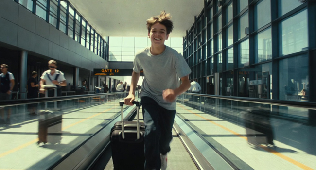 Étudiant avec une valise en route vers un séjour linguistique LISA! pour étudiants à l’aéroport