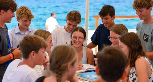  Groupe d’étudiants étudiant ensemble au bord de la mer lors d’un séjour linguistique LISA! pour étudiants à Malte