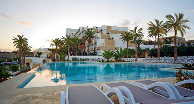 Hôtel avec piscine à Malta Salina Beach lors d’un séjour linguistique LISA! pour étudiants avec équipements modernes