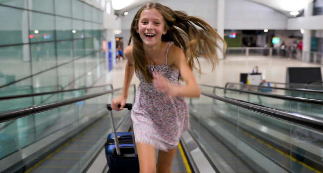 Une étudiante monte joyeusement l’escalator en route vers un séjour linguistique d’anglais à Malte San Gwann