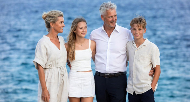Famille père mère fille fils en séjour linguistique en famille au bord de la mer à Malte San Gwann