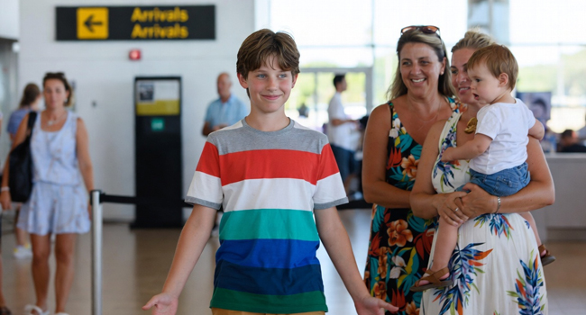 Étudiant arrivant à l’aéroport et accueilli lors d’un séjour linguistique LISA! pour étudiants