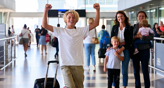 Étudiant arrivant à l’aéroport enthousiaste pour un séjour linguistique LISA! pour étudiants à Malte