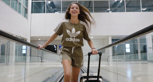 Étudiante avec une valise arrivant à l’aéroport pour un séjour linguistique LISA! pour étudiants à Malte