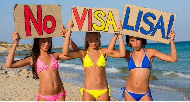  Trois étudiantes sur la plage à Malte tiennent des panneaux « No Visa LISA! » lors d’un séjour linguistique LISA! pour étudiants