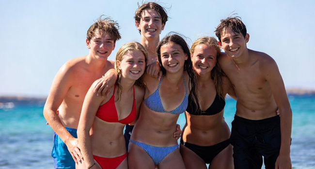 Groupe d’étudiants au bord de la mer à Malte pendant le programme d’activités d’un séjour linguistique LISA! pour étudiants