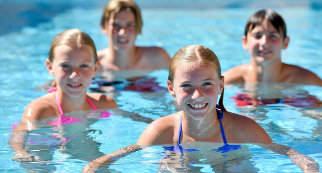 Quatre étudiants dans la piscine de l’hébergement lors d’un séjour linguistique LISA! pour étudiants à Malte