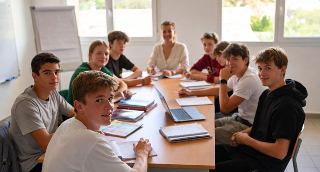 Une enseignante TEFL enseignant l’anglais à des étudiants lors d’un séjour linguistique LISA! à Sliema, Malte symbolise les cours d’anglais avec des enseignants qualifiés à Malte.