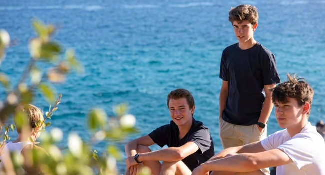 Séjours linguistiques pour étudiants Malte Sliema 3 garçons au bord de la mer