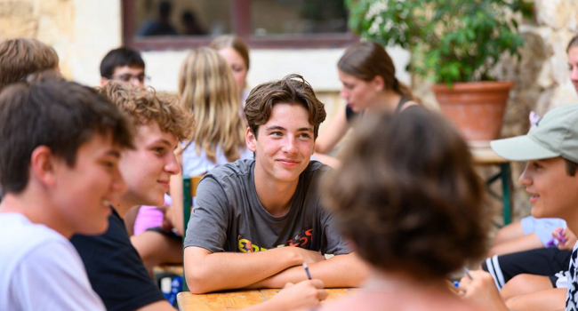 Un groupe d’étudiants dans un cours d’anglais à Sliema, Malte symbolise les cours d’anglais à Malte pour enfants et adolescents avec LISA!.