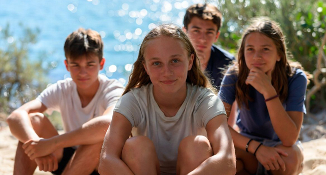 Quatre enfants au bord de la mer à Malte St. Julian’s en séjour linguistique à Malte avec LISA!