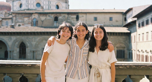 Trois élèves devant un monument historique pendant un séjour linguistique LISA! d’italien à Florence, en Italie