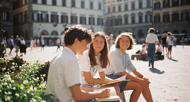 Élèves apprenant l’italien ensemble pendant un séjour linguistique LISA! à Florence, en Italie