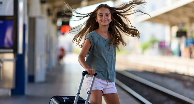 Séjour linguistique italien à Lignano avec LISA! – voyager en Italie et commencer votre aventure linguistique Jeune fille voyageant en Italie pour un séjour linguistique LISA! à Lignano enthousiaste à l’idée d’apprendre l’italien et de rencontrer des étudiants internationaux
