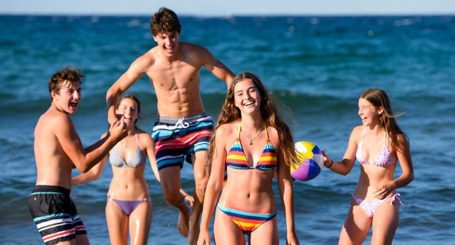 Séjour linguistique italien à Lignano avec LISA! – accompagnement, sécurité et loisirs à la plage en Italie Jeunes profitant de la plage et des loisirs lors d’un séjour linguistique encadré LISA! à Lignano tout en apprenant l’italien dans une ambiance sécurisée