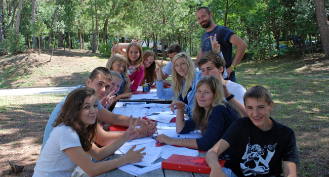 Séjour linguistique italien à Lignano avec LISA! – profiter de cours de langue et d’une communauté internationale en Italie Jeunes apprenant l’italien ensemble en plein air lors d’un séjour linguistique LISA! à Lignano en Italie