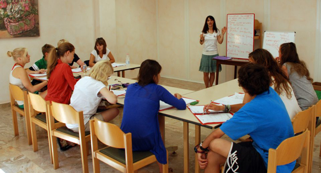 Cours d’italien à Lignano avec LISA! – école de langues et expérience d’apprentissage internationale en Italie Jeunes apprenant l’italien dans une école de langues à Lignano lors d’un séjour linguistique LISA! en Italie