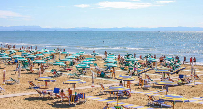 Séjour linguistique italien à Lignano avec LISA! – plage, mer et douceur de vivre méditerranéenne en Italie Plage et mer à Lignano lors d’un séjour linguistique LISA! en Italie avec ambiance méditerranéenne et loisirs au bord de l’eau
