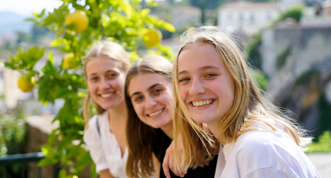 Séjour linguistique LISA! d’italien pour jeunes en Italie Élèves pendant un séjour linguistique LISA! d’italien en Italie près de citronniers
