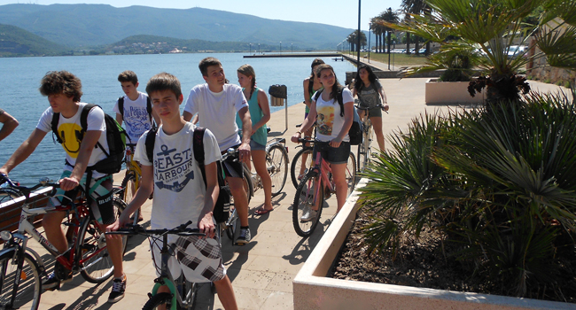 Encadrement et excursions lors d’un séjour linguistique LISA! d’italien à Orbetello Élèves lors d’une excursion à vélo encadrée pendant un séjour linguistique LISA! d’italien à Orbetello, en Italie