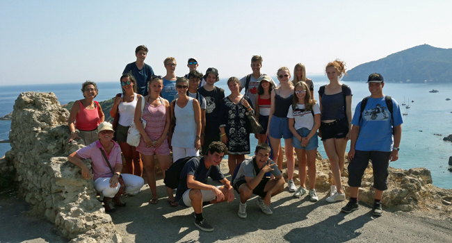 Programme d’activités et excursions lors d’un séjour linguistique LISA! d’italien à Orbetello Groupe d’élèves pendant une excursion dans le cadre du programme d’activités d’un séjour linguistique LISA! à Orbetello, en Italie