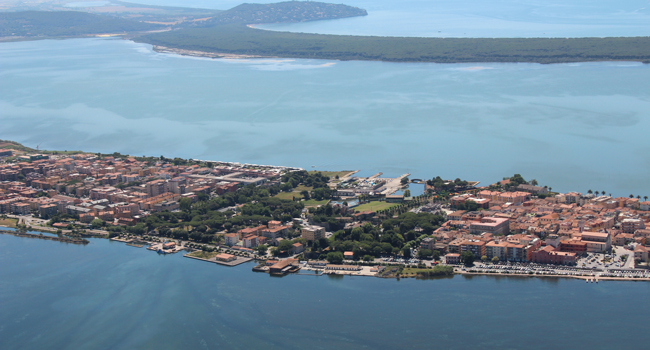 Découvrir Orbetello lors d’un séjour linguistique LISA! d’italien en Italie Vue aérienne de la péninsule d’Orbetello pendant un séjour linguistique LISA! d’italien en Italie