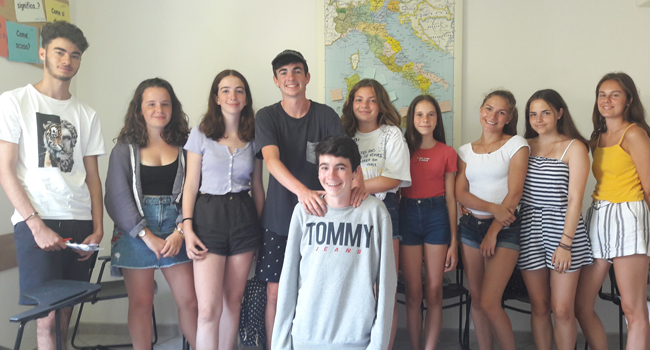 Apprendre l’italien lors d’un séjour linguistique LISA! à Orbetello Élèves dans une école de langues LISA! pendant un cours d’italien à Orbetello, en Italie
