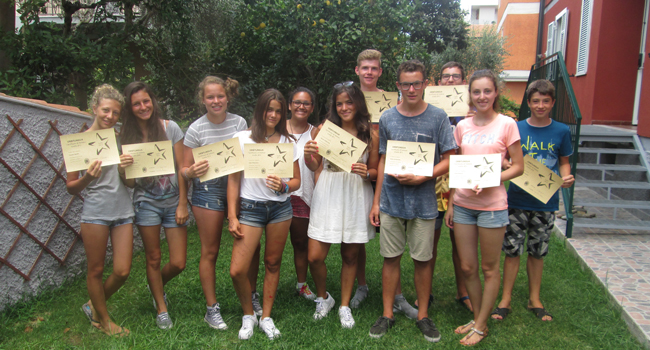 Certificat après un séjour linguistique LISA! d’italien à Orbetello Élèves avec leurs certificats de cours dans une école de langues LISA! à Orbetello, en Italie
