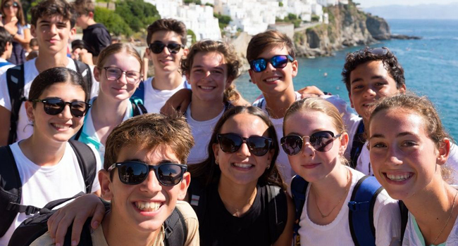 Encadrement et excursions lors d’un séjour linguistique LISA! d’italien à Salerne Groupe d’élèves pendant une excursion encadrée lors d’un séjour linguistique LISA! d’italien à Salerne, en Italie