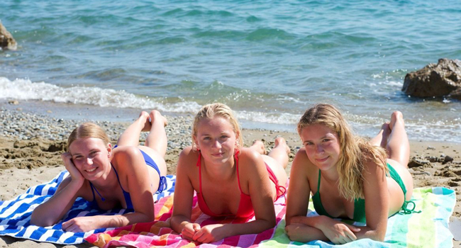 L’enthousiasme pour un séjour linguistique LISA! d’italien à Salerne Élèves profitant du bord de mer pendant un séjour linguistique LISA! d’italien à Salerne, en Italie