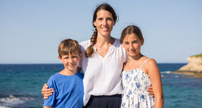 Séjour linguistique LISA! d’italien pour jeunes à Salerne Mère et ses deux enfants au bord de la mer pendant un séjour linguistique LISA! d’italien à Salerne, en Italie