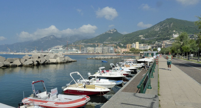 Découvrir Salerne lors d’un séjour linguistique LISA! d’italien Promenade en bord de mer à Salerne pendant un séjour linguistique LISA! d’italien en Italie