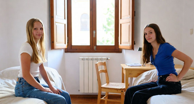Hébergement en résidence lors d’un séjour linguistique LISA! d’italien à Salerne Élèves dans une chambre de résidence pendant un séjour linguistique LISA! d’italien à Salerne, en Italie