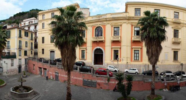 Cours au Convito Nazionale lors d’un séjour linguistique LISA! d’italien à Salerne Bâtiment du Convito Nazionale pendant un séjour linguistique LISA! d’italien à Salerne, en Italie