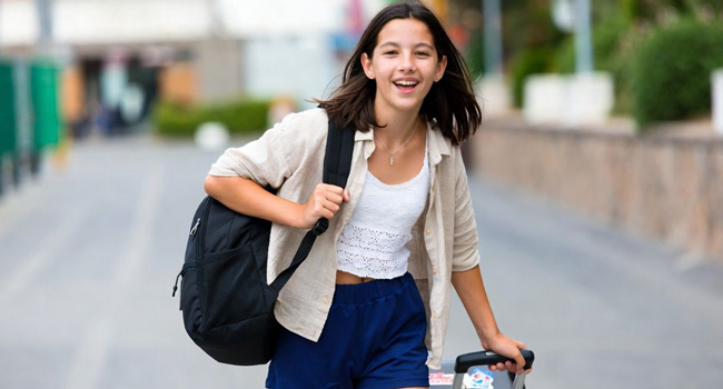 Arrivée à Trieste pour un séjour linguistique LISA! d’italien Élève avec une valise à son arrivée pour un séjour linguistique LISA! d’italien à Trieste, en Italie