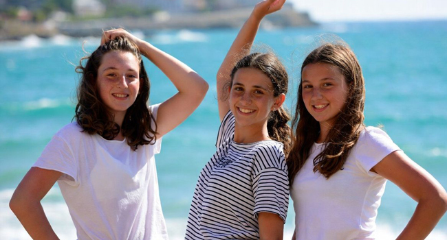 L’enthousiasme pour un séjour linguistique LISA! d’italien à Trieste Élèves profitant de la plage pendant un séjour linguistique LISA! d’italien à Trieste, en Italie