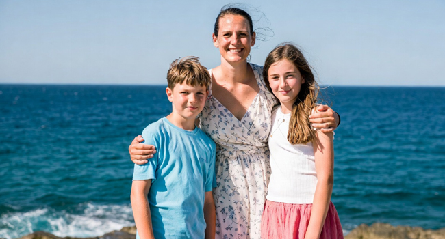 Séjour linguistique LISA! d’italien pour jeunes à Trieste Mère et ses deux enfants au bord de la mer pendant un séjour linguistique LISA! d’italien à Trieste, en Italie