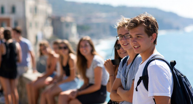 Programme d’activités et excursions lors d’un séjour linguistique LISA! d’italien à Trieste Élèves découvrant le littoral de Trieste pendant le programme d’activités d’un séjour linguistique LISA! d’italien en Italie